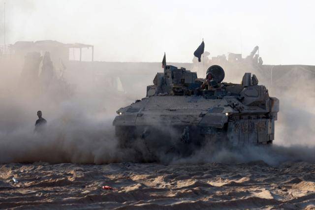 이스라엘군 장갑차가 21일 이스라엘 모처의 가자지구 접경지역에서 작전을 준비하고 있다. AFP 연합뉴스