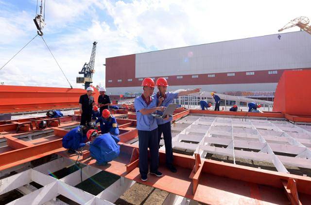 북한 노동당 기관지 노동신문은 22일 "믿음직한 대규모 함선 건조 기지인 남포조선소의 노동자·기술자·일꾼(간부)들이 오는 2026년 10월 10일까지 최현급 구축함 3호를 건조하기 위한 종업원 궐기 모임을 21일 진행했다"고 보도했다. 평양=노동신문 뉴스1