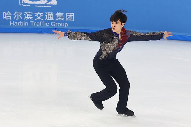 <yonhap photo-4360=""> 연기 펼치는 김현겸 (하얼빈=연합뉴스) 서대연 기자 = 피겨 김현겸이 11일 중국 하얼빈 헤이룽장 빙상훈련센터 다목적홀에서 열린 하얼빈 동계아시안게임 피겨 남자 싱글 쇼트프로그램에서 연기를 펼치고 있다. 2025.2.11 dwise@yna.co.kr/2025-02-11 19:21:56/ <저작권자 ⓒ 1980-2025 ㈜연합뉴스. 무단 전재 재배포 금지, AI 학습 및 활용 금지></yonhap>