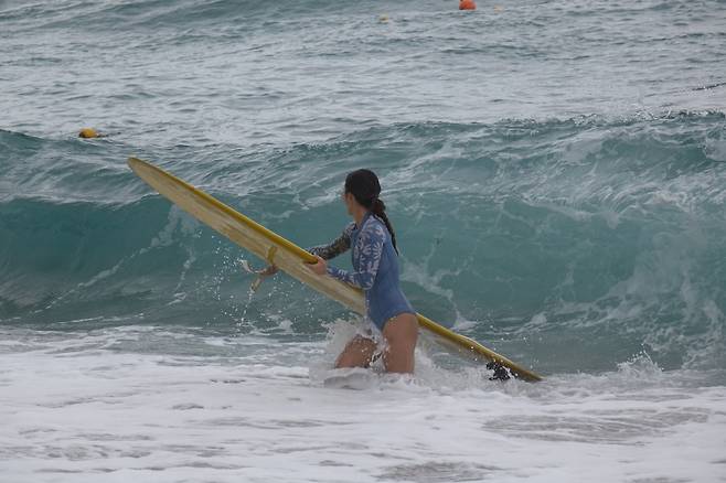 중문해수욕장 서핑. (제주관광공사 제공)