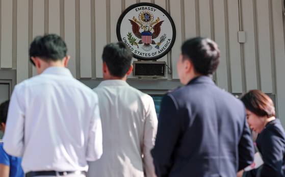 지난달 5일 서울 종로구 주한미국대사관 앞에 미국 비자를 발급 받으려는 시민들이 줄 지어 서 있다. 뉴스1