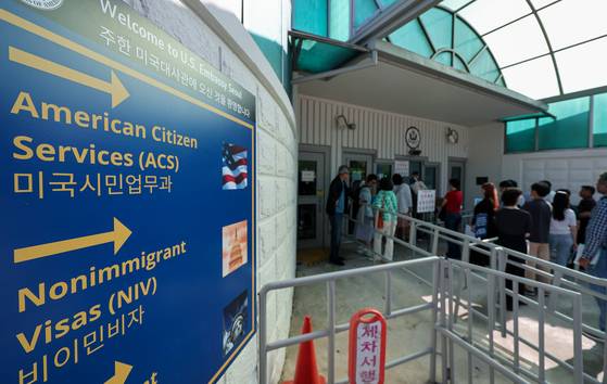지난달 5일 서울 종로구 주한미국대사관 앞에 미국 비자를 발급 받으려는 시민들이 줄 지어 서 있다. 뉴스1