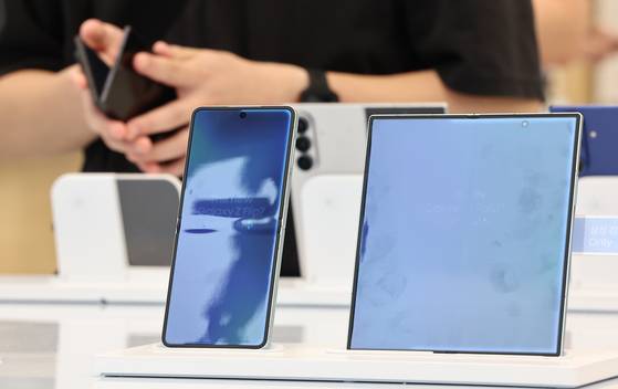 삼성전자의 새로운 폴더블폰 갤럭시Z7 시리즈의 예약 판매가 시작된 지난 15일 서울 삼성 강남에서 고객들이 갤럭시Z7 시리즈 제품을 살펴보고 있다. 뉴스1
