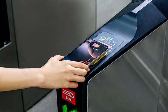 애플의 간편결제 서비스 ‘애플페이’는 22일부터 티머니와 연동한 선불 교통카드 기능을 지원한다고 밝혔다. 사진 애플