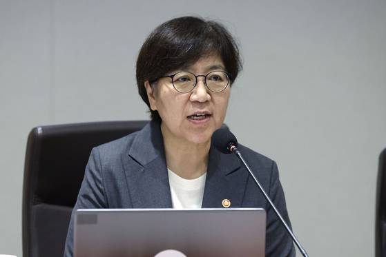 정은경 보건복지부 장관이 22일 서울 용산 대통령실 청사에서 열린 국무회의에서 인사말을 하고 있다. 뉴시스