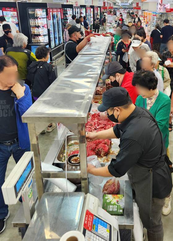 롯데마트의 한 점포가 마감 세일 중인 모습. 사진 롯데마트