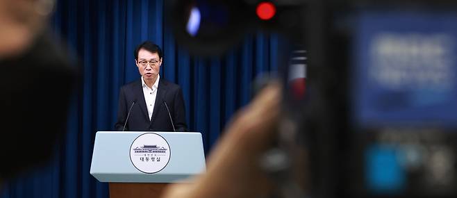 이규연 대통령실 홍보소통수석이 17일 서울 용산 대통령실 청사에서 이날 이재명 대통령 주재로 열린 수석·보좌관 회의 등 현안 브리핑을 하고 있다. /연합뉴스