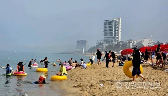 ▲ 강릉 경포해수욕장이 개장해 전국에서 여름 피서객들이 몰려 물놀이를 즐기고 있다. 황선우 기자