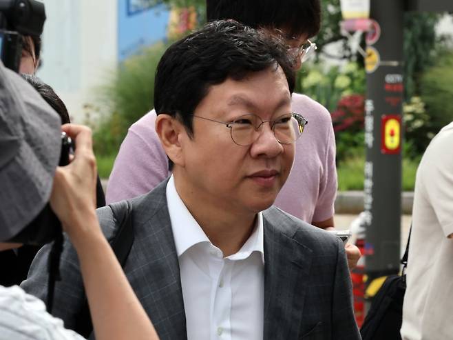 윤재현 참손푸드 대표가 22일 오전 서울 종로구 윤석열 전 대통령의 부인 김건희 여사 관련 의혹을 수사하는 민중기 특별검사팀 사무실에 조사를 받기 위해 출석하고 있다 / 사진=뉴스1