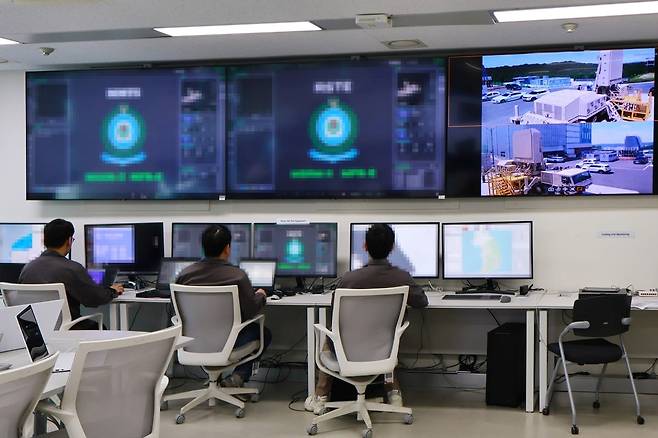 지난 21일 경기 용인 한화시스템 용인종합연구소 레이다시험통제소에서 직원들이 레이더 테스트를 하고 있다. 한화시스템 제공