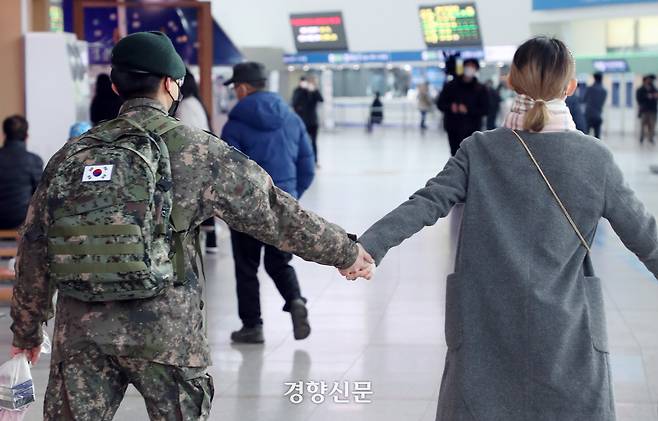 휴가를 나온 한 병사의 모습. 경향신문 자료사진