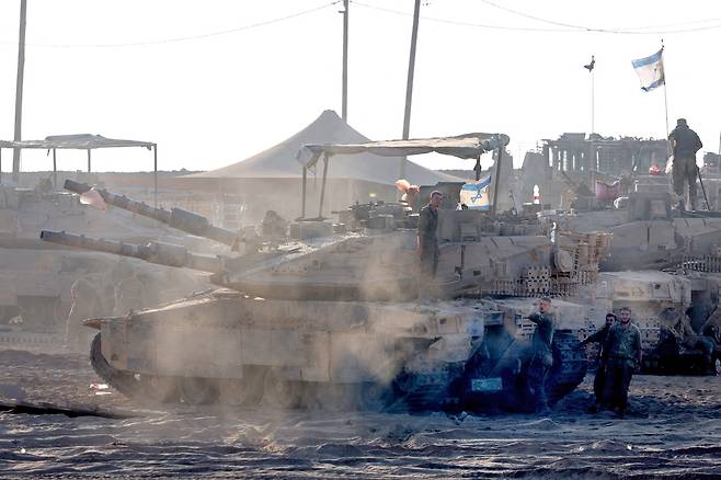 21일(현지시간) 이스라엘 군 병력이 가자지구 접경 지역에 배치돼 있다. AFP연합뉴스