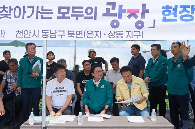 김석필 천안시장 권한대행이 22일 박규섭 국정기획위원회 대외협력국장과 함께 천안시 북면에 방문해 수해피해 농가의 목소리를 들었다. 천안시