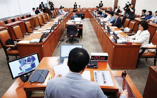 박주민 국회 보건복지위원장이 21일 복지위 전체회의에서 국민의힘 의원들이 퇴장한 가운데 여당 단독으로 정은경 보건복지부 장관 후보자 인사청문 경과보고서 채택의 건을 가결하고 있다. 뉴시스