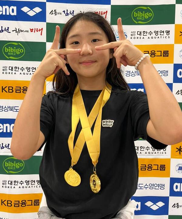 제3회 김천 전국마스터즈수영대회 여초 5년부 접영 2관왕 박클레어. 선수부모 제공