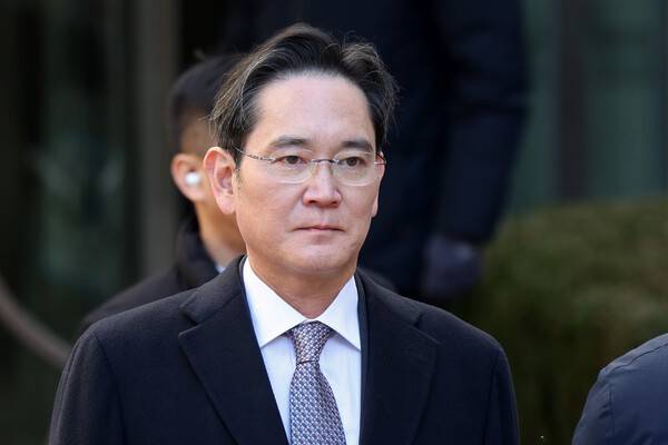 ▲ 이재용 삼성전자 회장이 서초구 서울고법에서 열린 그룹 경영권 승계 관련 부당합병·회계부정 의혹 항소심 선고공판에서 무죄 판결을 받은 뒤 법원을 나서고 있다. ⓒ연합뉴스