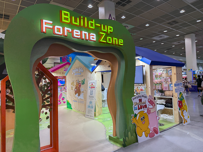 한국콘텐츠진흥원이 주관하는 ‘라이선싱 콘 2025’가 지난 17일부터 18일까지 서울 코엑스에서 열렸다. 락앤락·코레일유통·서울랜드 등 플랫폼 기업과 중소 콘텐츠IP 기업 간 협력 모델을 제시하는 ‘빌드업 기획관’이 운영됐다.