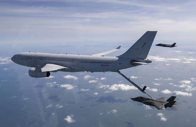 공중급유를 받고 있는 F-35A 전투기. <사진제공=공군>