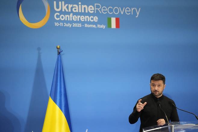 볼로디미르 젤렌스키 우크라이나 대통령이 10일(현지 시간) 이탈리아 로마의 라 누볼라 컨벤션 센터에서 열린 우크라이나 재건 회의(URC)에서 기자회견하고 있다. /AP=뉴시스