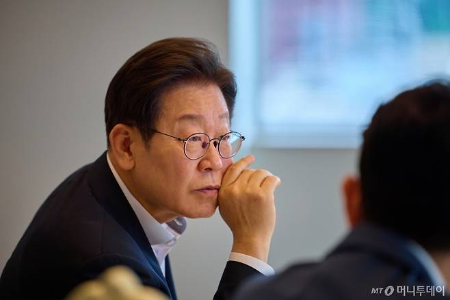 (서울=뉴스1) 이재명 기자 = 이재명 대통령이 지난 21일 서울 용산 대통령실 청사에서 열린 오찬 주례보고회동에서 참모진과 대화하고 있다.?(이재명 대통령 SNS. 재판매 및 DB 금지) 2025.7.22/뉴스1 Copyright (C) 뉴스1. All rights reserved. 무단 전재 및 재배포, AI학습 이용 금지. /사진=(서울=뉴스1) 이재명 기자