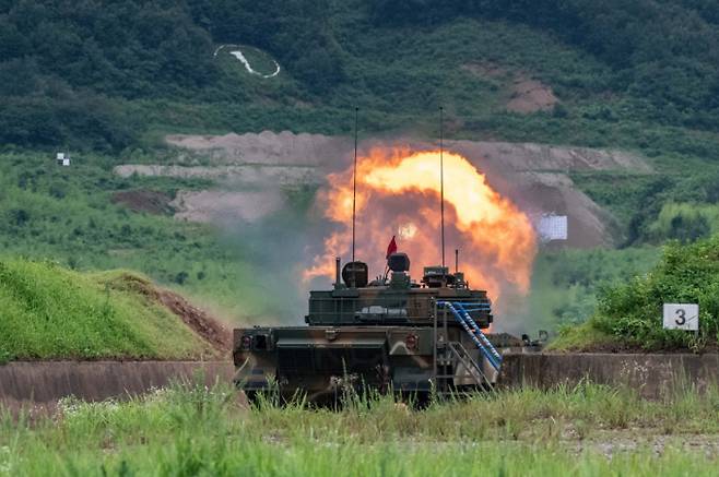 사진은 지난 18일 'K2전차 운용 기본과정'에 참가한 폴란드군 교육생이 전차포를 실사격 하는 모습. /사진=육군