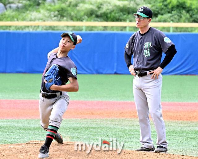 21일 강원도 횡성군 횡성베이스볼파크에서 '2025 제2회 마이데일리배 전국유소년야구대회'가 열렸다. 주니어(청룡) 리그 (U-16) 상명중과 동신중의 16강전 경기에서 상명중 박경식 감독이 안규민의 투구를 바라보고 있다./횡성베이스볼테마파크=송일섭 기자