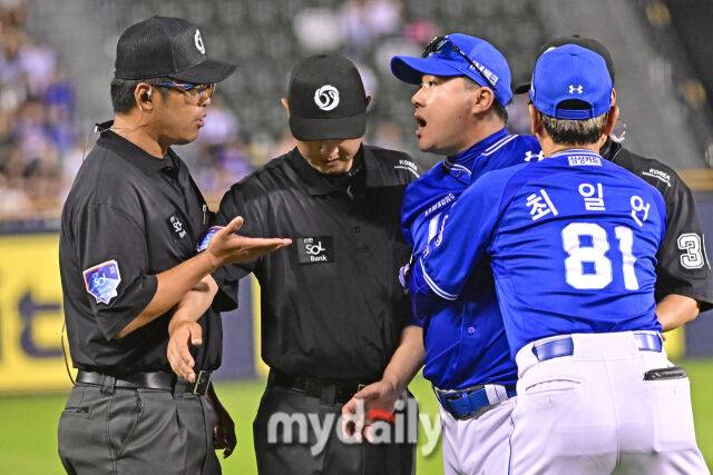 2일 서울 잠실야구장에서 열린 '2025 신한 SOL BANK KBO리그' 삼성 라이온즈와 두산 베어스 경기. 삼성 박진만 감독이 7회말 선두타자 김재환의 체크 스윙이 선언되지 않자 김선수 3루심에게 항의하고 있다./마이데일리