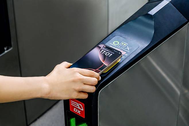 애플의 간편결제서비스 '애플페이'에 티머니 기능이 오늘(22일) 도입되면서 아이폰이나 애플워치로도 대중교통 결제가 가능해졌다. (사진=애플 제공) *재판매 및 DB 금지