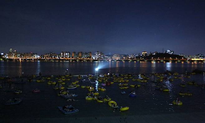 지난 2024년 한강페스티벌 ‘한강시네마퐁당’에 참가한 시민들이 튜브를 착용한 채 물 위에서 영화를 감상하고 있다. 서울시 제공