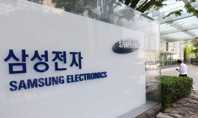 서울 서초구 삼성전자 서초사옥에 직원들이 오가고 있다. 뉴시스