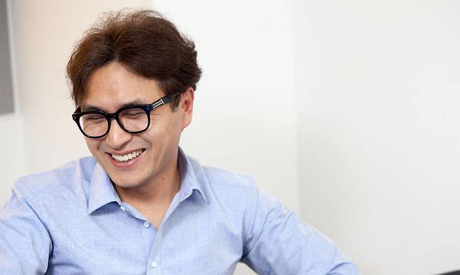 “‘명랑한 이시봉의 짧고 투쟁 없는 삶’을 쓰며 비인간 존재와 공존하기 위한 인간의 책임을 독자들과 고민하고자 했다”고 말했다. 문학동네 제공