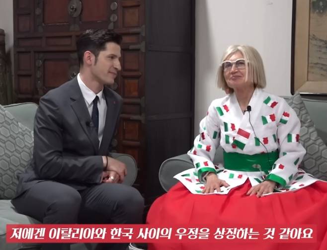 에밀리아 가토(오른쪽) 주한 이탈리아대사가 지난달 2일 서울 용산구 주한 이탈리아대사관저에서 한복을 입은 채 이탈리아 출신 방송인 알베르토 몬디와 인터뷰를 하고 있다. 유튜브 채널 ‘알베르토 몬디’ 캡처