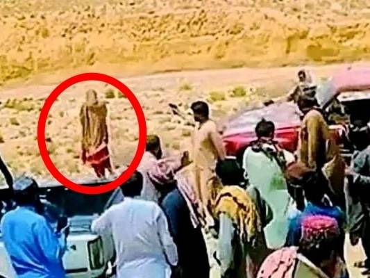 파키스탄에서 집안의 반대를 무릅쓰고 연애 결혼한 젊은 부부가 일명 ‘명예살인’을 당해 충격을 주고 있다. 사진은 용의자들이 여성의 등에 총을 겨누는 모습. 엑스(X) 캡처