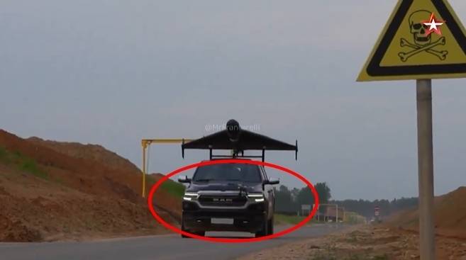 러시아 국방부가 최초로 공개한 드론 생산 공장 내부 영상에 미국산 픽업트럭(사진)이 등장한다는 주장이 제기됐다. 즈베즈다TV 제공 영상 캡처