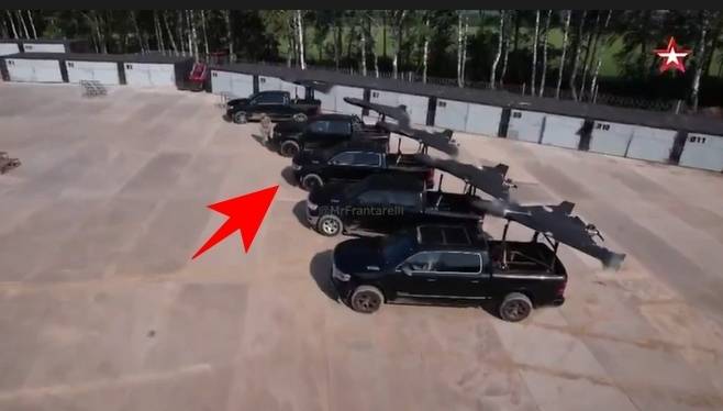 러시아 국방부가 최초로 공개한 드론 생산 공장 내부 영상에 미국산 픽업트럭(사진)이 등장한다는 주장이 제기됐다. 즈베즈다TV 제공 영상 캡처