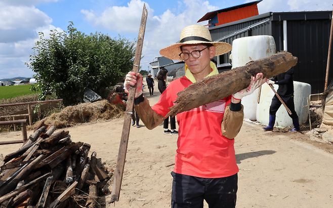국민의힘 당대표 출마를 선언한 김문수 전 고용노동부 장관이 22일 오전 충남 예산군 삽교읍 수해 현장을 찾아 복구 작업을 하고 있다. 예산 연합뉴스