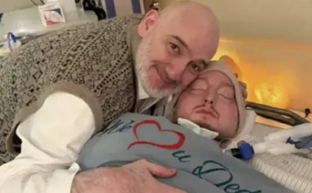 20년 전 교통사고로 혼수상태에 빠진 알왈리드 빈 칼리드 빈 탈랄 알사우드 그의 아버지 칼리드 빈 탈랄 빈 압둘아지즈 왕자. 사진=엑스 갈무리