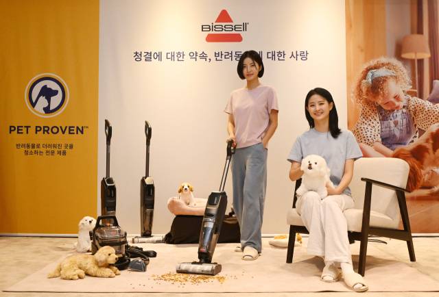 비쎌(BISSELL) 모델들이 22일 서울 중구 더플라자에서 반려동물 오염 청소에 특화된 초고온 스팀과 강력한 흡입력이 특징인 '스팟클린 하이드로 스팀 프로'와 진공과 물걸레 기능이 동시에 탑재된 '크로스웨이브 옴니포스 엣지' 등을 선보이고 있다. 오승현 기자 2025.07.22