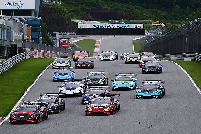 인제스피디움에서 펼쳐진 LSTA 4라운드 두 번째 레이스. 사진: 김학수 기자