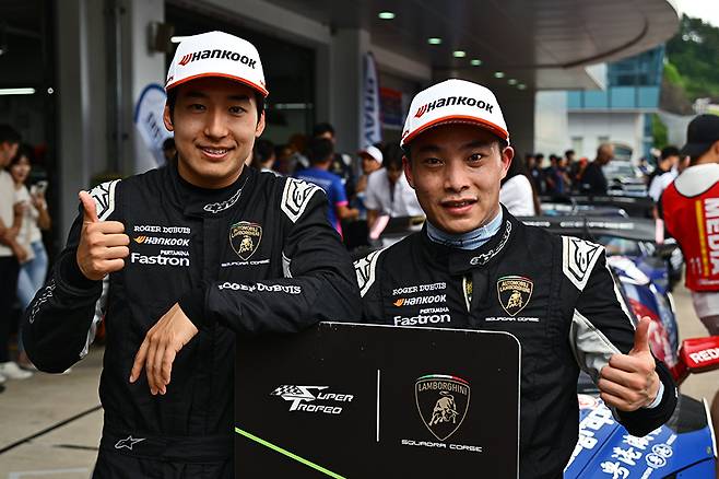 경기를 마치고 피터와 포즈를 취하고 있는 이정우. 사진: 김학수 기자