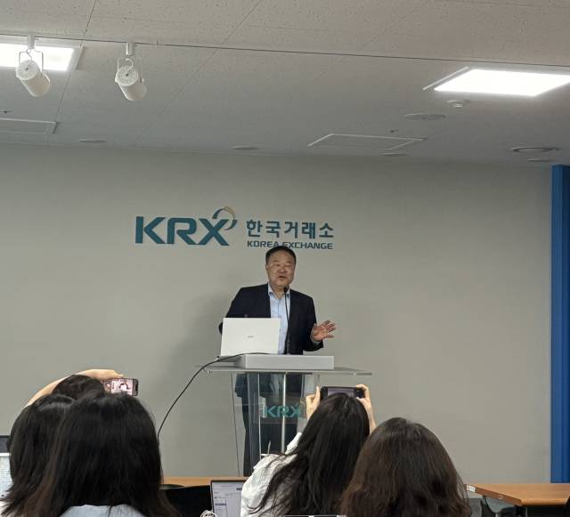 김학균 신영증권 리서치센터장이 22일 서울 여의도 한국거래소에서 ‘달러 약세가 불러오는 Non-US 자산 버블’을 주제로 발표하고 있다. 장문항 기자