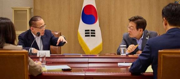 이재명 대통령이 7월 10일 서울 용산 대통령실 청사에서 열린 국가안전보장회의(NSC) 전체회의에 참석해 위성락 국가안보실장과 논의하고 있다. 대통령실