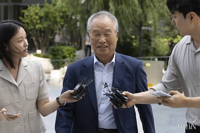 7월10일 조성옥 전 삼부토건 회장이 피의자 신분으로 김건희 특검 사무실에 출석하며 기자들의 질문에 답하고 있다. ⓒ시사IN 이명익