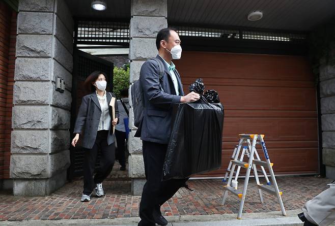 7월15일 김건희 특검팀이 건진법사 전성배씨 법당 압수수색을 마치고 현장을 빠져나오고 있다. ⓒ연합뉴스