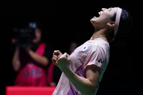 안세영이 20일 일본 도쿄에서 열린 일본오픈 결승전에서 왕즈이를 꺾고 우승한 뒤 포효하고 있다. 신화연합뉴스