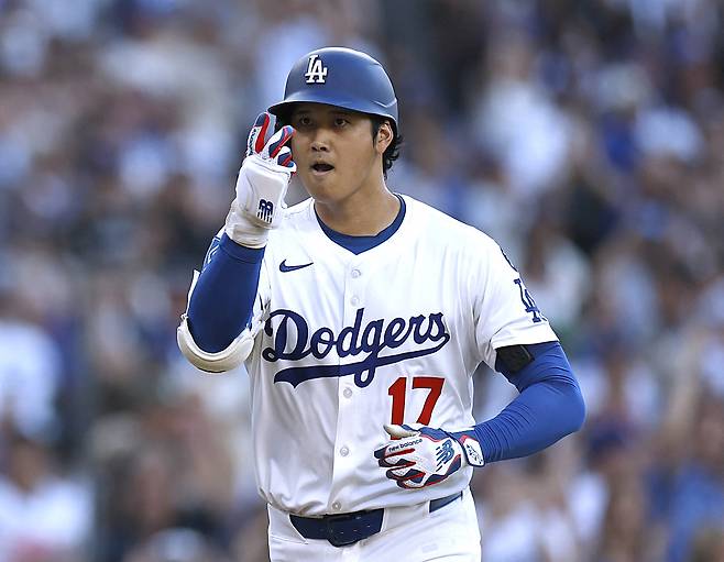 LA 다저스 오타니 쇼헤이가 22일 미네소타전에서 1회말 역전 투런 홈런을 날린 뒤 세리머니하고 있다. AFP연합뉴스
