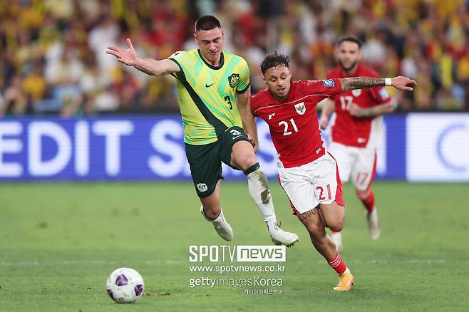 ▲ 인도네시아 대표팀으로 귀화한 네덜란드 태생 딘 제임스(오른쪽)