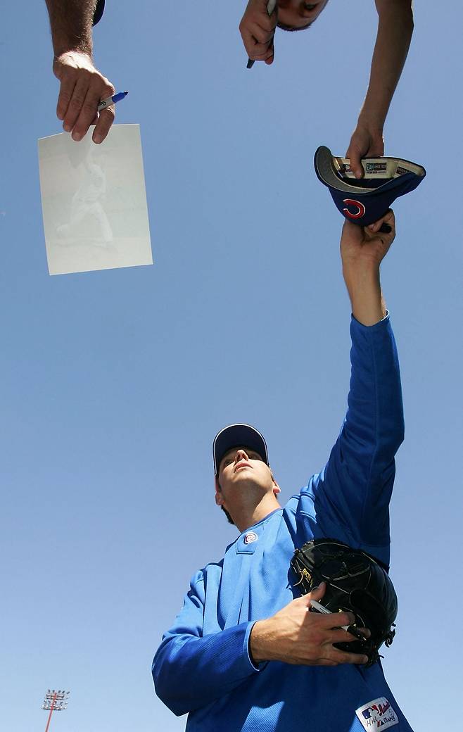 2007년 당시 시카고 컵스 소속의 리치 힐이 팬들에게 사인을 해주고 있다. /AFPBBNews=뉴스1