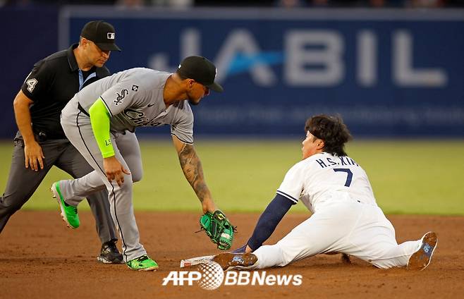 김하성(오른쪽)이 7월 22일(한국시각) 시카고 화이트삭스전에서 2회 2루 도루를 성공시키는 모습. /AFPBBNews=뉴스1