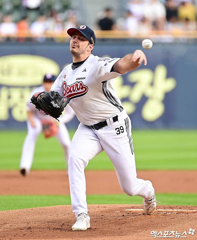 22일 오후 서울 송파구 잠실야구장에서 열린 '2025 신한 SOL Bank KBO리그' 한화 이글스와 두산 베어스의 경기, 1회초 두산 선발투수 잭로그가 역투하고 있다. 잠실, 박지영 기자